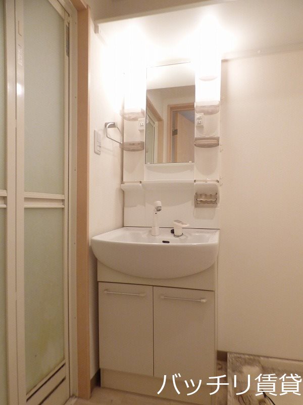 洗面設備　同タイプの別のお部屋。現況を優先します。