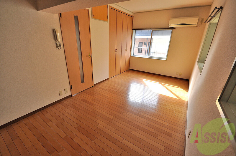 居室・リビング　この奥行きが自信のリビングですね。三面採光もポイントですねー