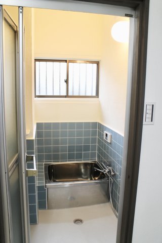 バス・シャワールーム　お風呂もキレイに塗装してもらいました。洗面台つきです。