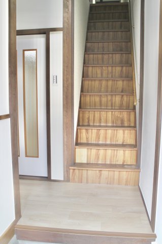 玄関　コンパクトで無駄のない玄関。すぐトイレがあるのが何気に便利