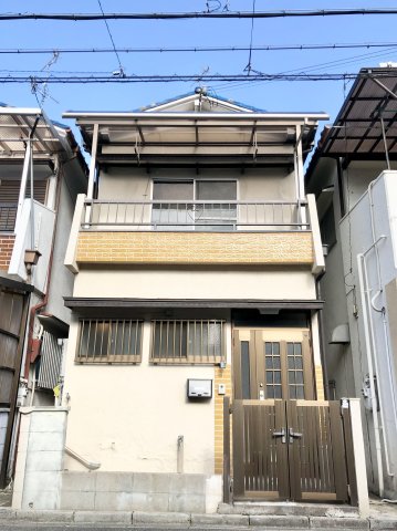 建物外観　南向きで日当たり良好。自転車スペースあり。