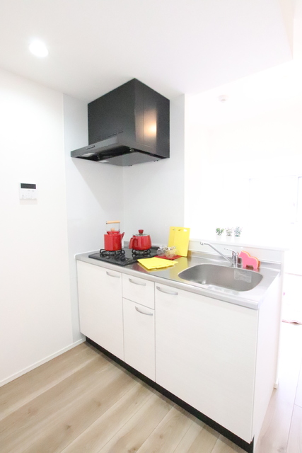 キッチン　【モデルルーム写真】２口コンロがあり、自炊も張り切れます。※