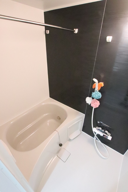 バス・シャワールーム　【モデルルーム写真】追い焚きもあり、一日の疲れを癒やせる浴室