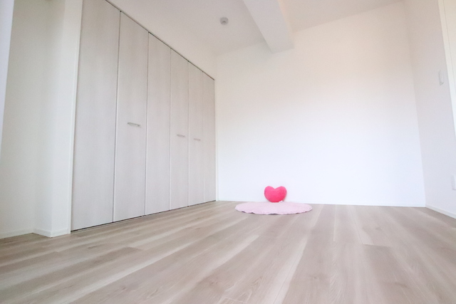 その他部屋・スペース　【モデルルーム写真】５．３帖の洋室です！※小物は設備ではあり