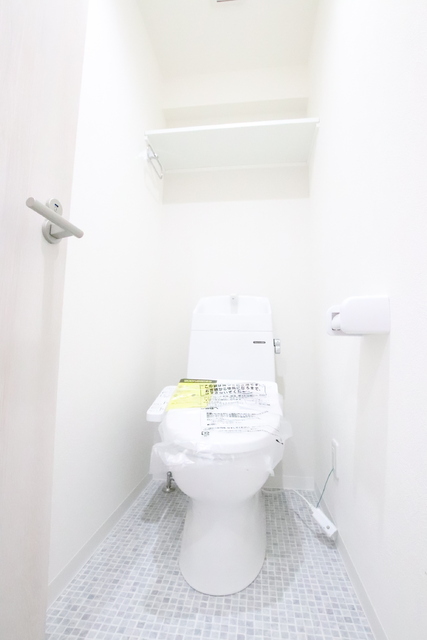 トイレ　【モデルルーム写真】トイレはホッと一息つける空間ですよね。