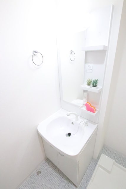 洗面設備　【モデルルーム写真】朝に大活躍の洗髪洗面化粧台です。※小物は