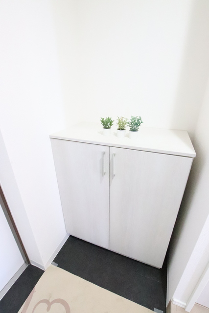 玄関　【モデルルーム写真】シューズボックスがあり、玄関もスッキリ。