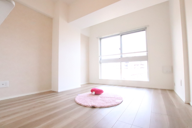 居室・リビング　【モデルルーム写真】家具を選ぶのが楽しくなるリビングです！※