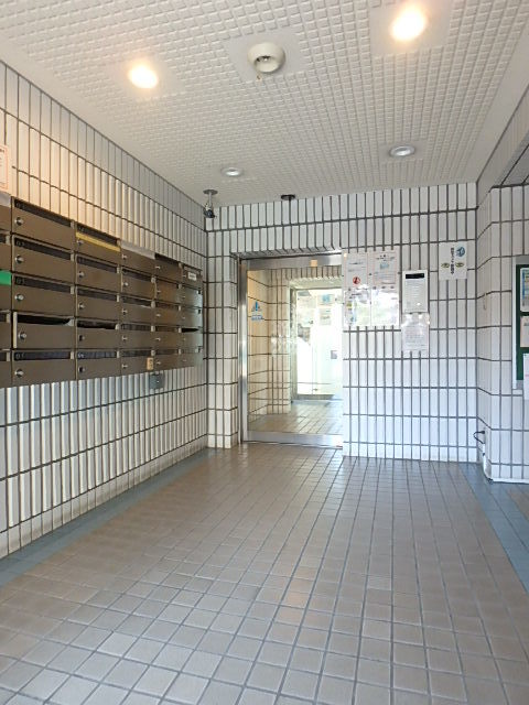 エントランス　落ち着いたエントランスです