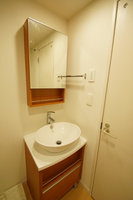 洗面設備　独立洗面化粧台です