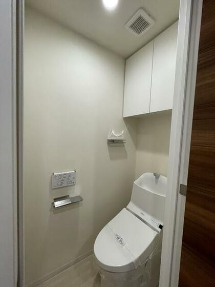 トイレ　バストイレ別　　温水洗浄暖房便座　　収納付き