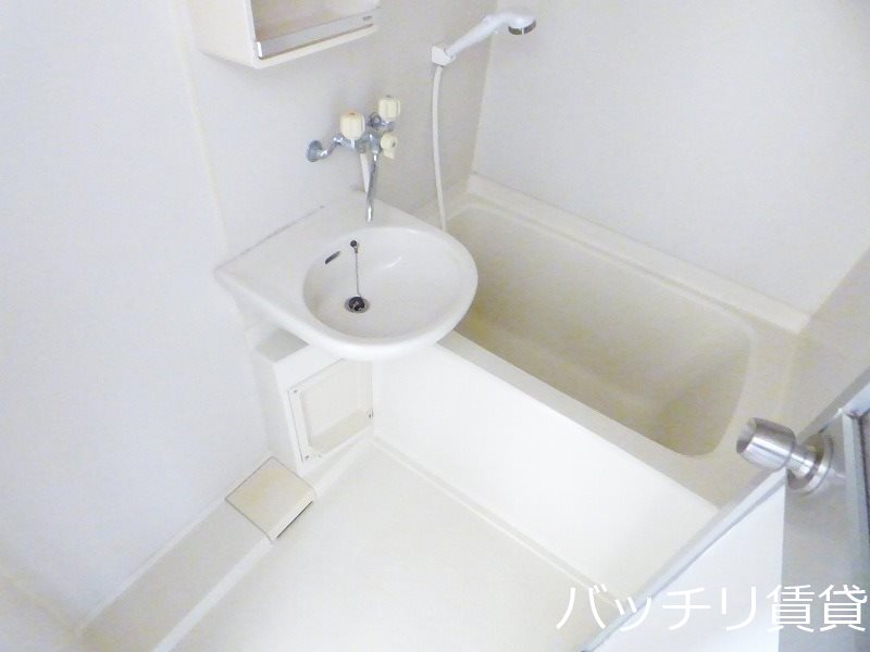 バス・シャワールーム　別号室タイプの為、現状を優先致します。