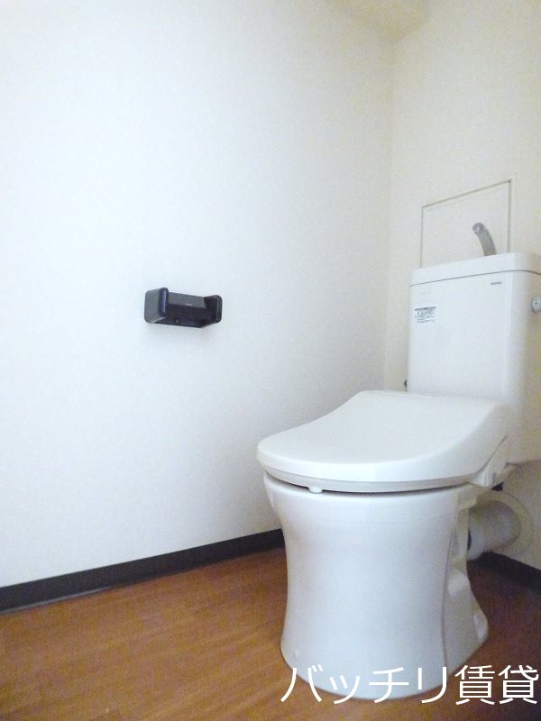 トイレ　別号室タイプの為、現状を優先致します。