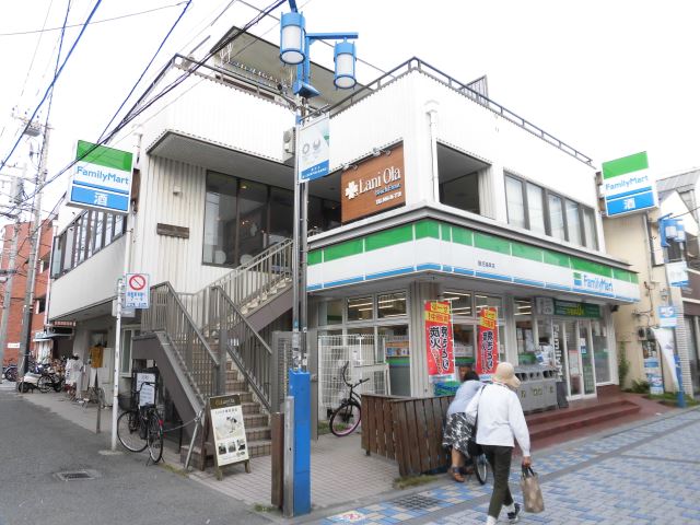 コンビニ　ファミリーマート（コンビニ）まで750m