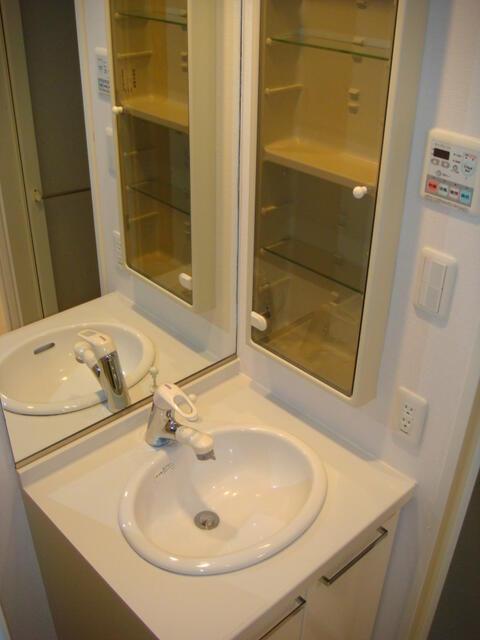 洗面設備　独立洗面台で身支度をすべて済ませてしまいましょう