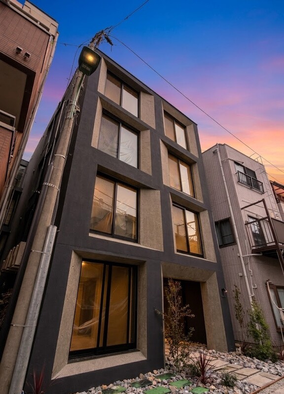 エントランス　昼夜で表情の異なるファサード