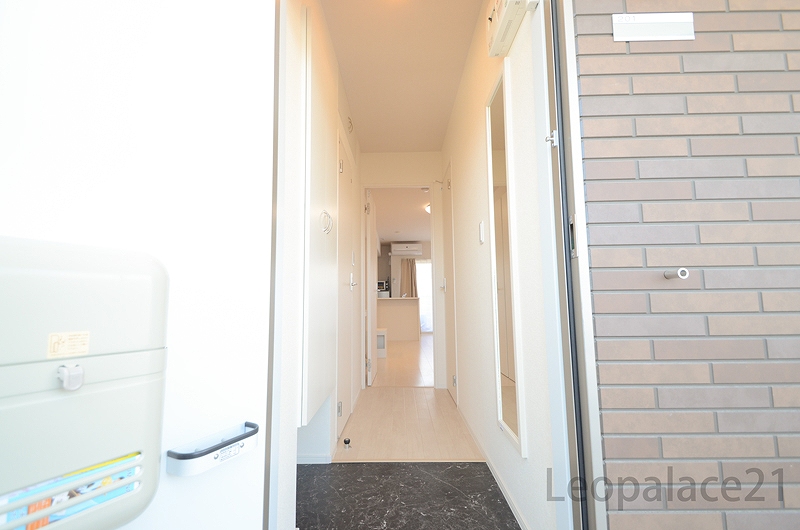 玄関　備品や設備仕様は号室等により異なります現地をご確認下さい。