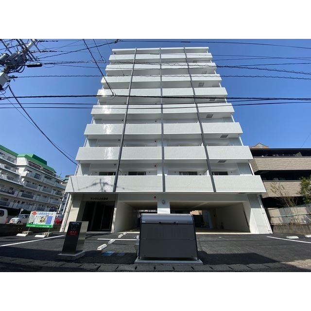 建物外観　鉄筋コンクリート造9階建て