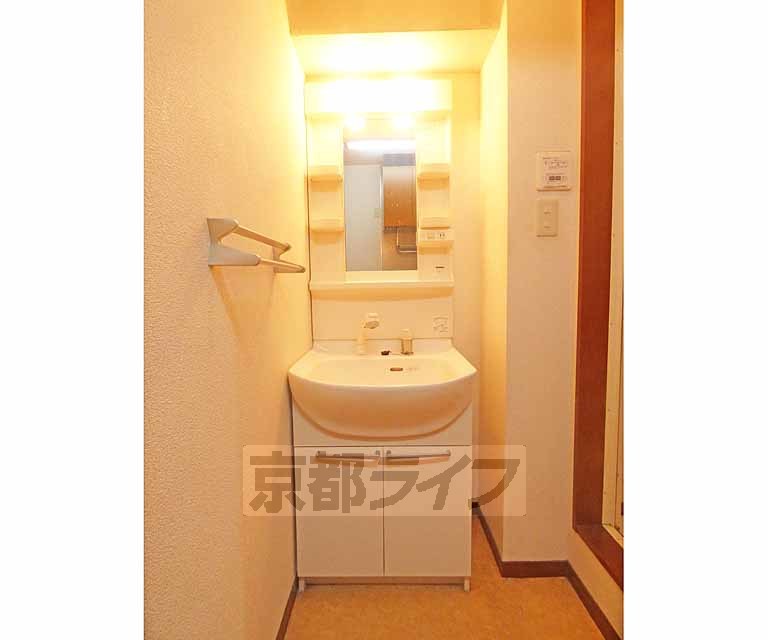 洗面設備　きれいな洗面台です。