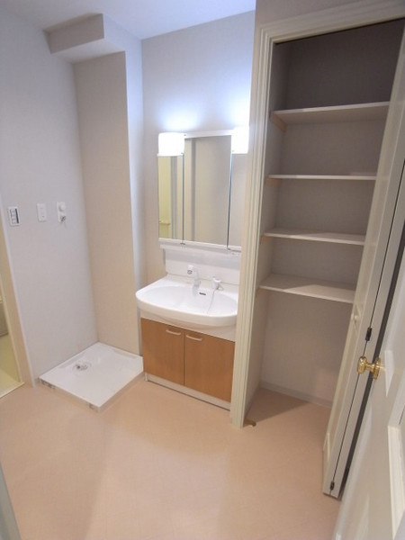 洗面設備　広い洗面には収納もございます。
