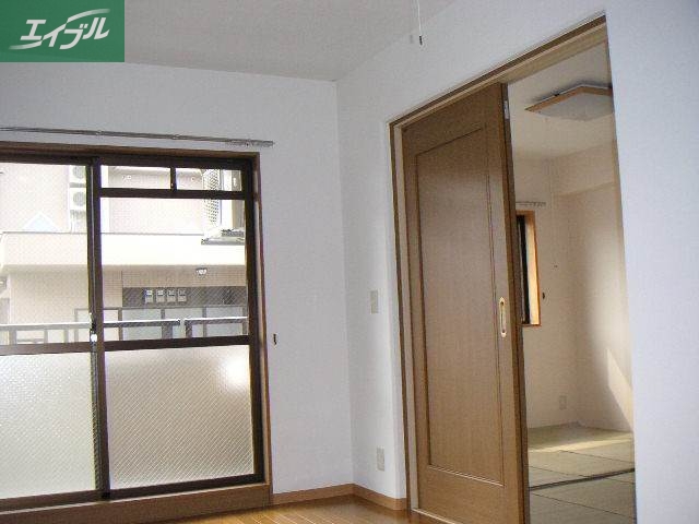 居室・リビング　同じ物件の類似部屋の画像です。現況を優先とします。