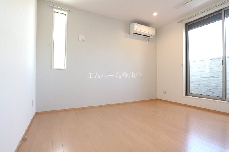 バルコニー　LDK9.3帖　エアコン付　バルコニーに面しています