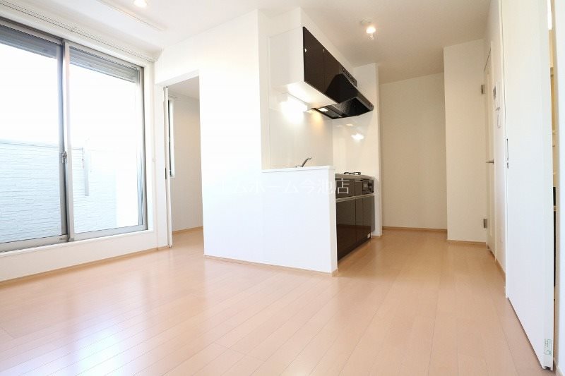 居室・リビング　LDK9.3帖　エアコン付　バルコニーに面しています