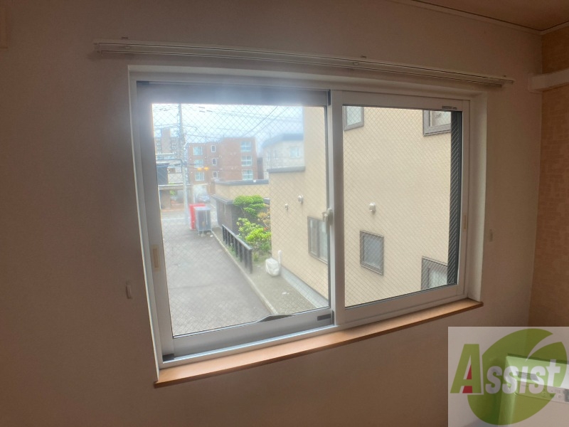 バルコニー　大きな窓がありますので風通しが良さそう。