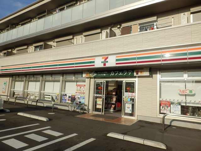 コンビニ　セブンイレブン吉川さくら通り店（コンビニ）まで120m