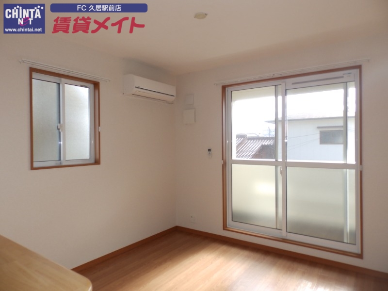 居室・リビング　同物件別室画像