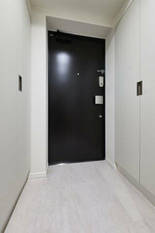 玄関　写真は同タイプ住居です。