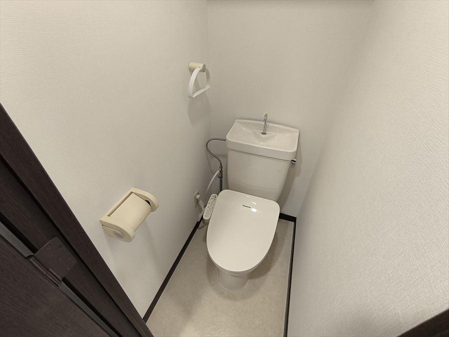 トイレ　同じ間取りの別部屋の写真です。