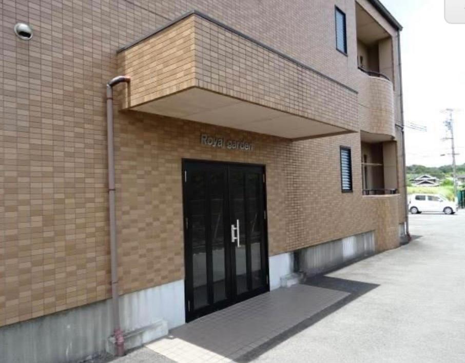 エントランス　外玄関あり、安全です！