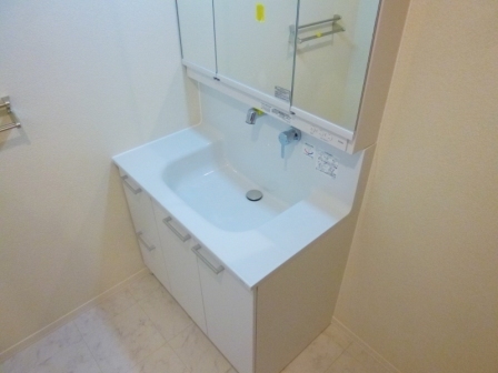 洗面設備　三面鏡付きの洗面化粧台あり☆