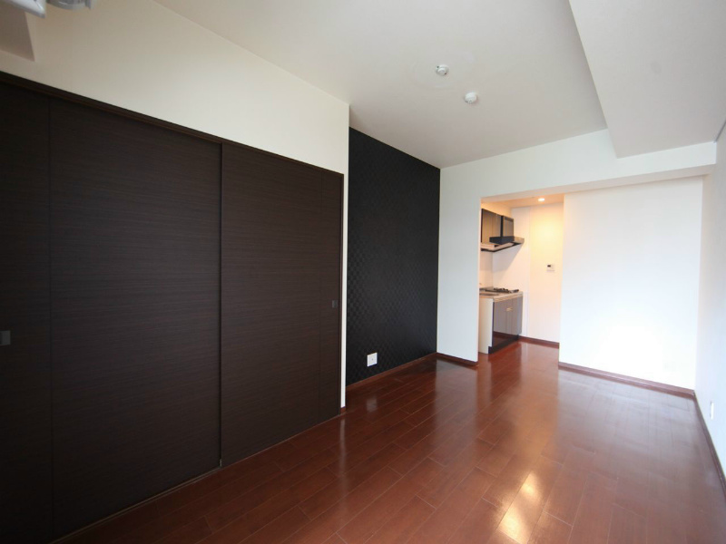 居室・リビング　洋室13.1帖　クローゼット付・物入付（収納2ヶ所付）