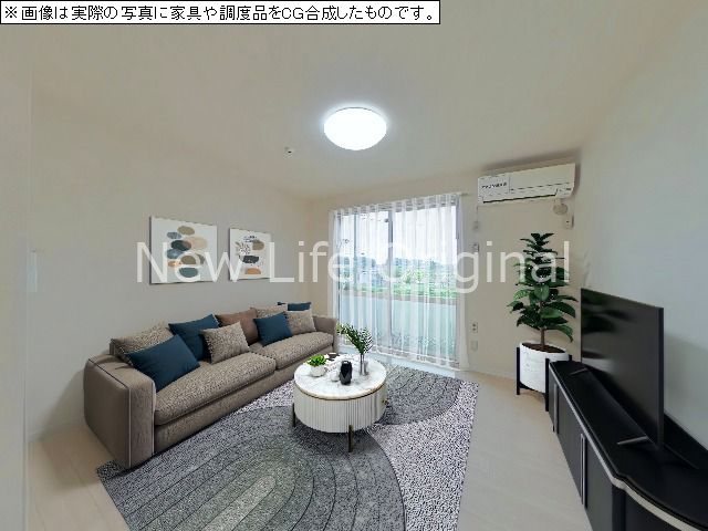 居室・リビング　大きな窓があり、明るい光がさし込むリビングです☆