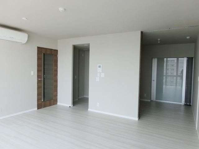 居室・リビング　★広いリビングは１２．６帖床暖房付★