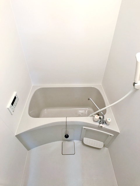 バス・シャワールーム　※補修前の参考画像の為、設備等は現況優先。