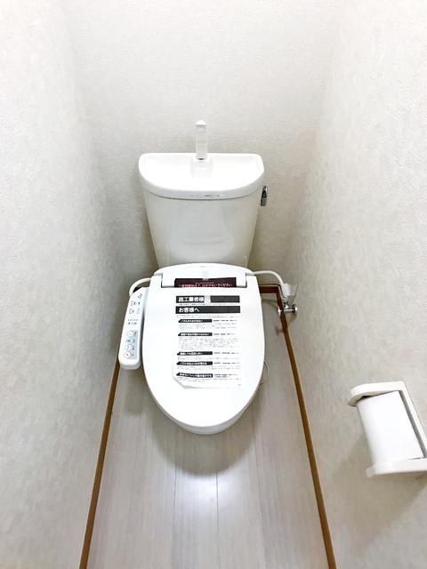 トイレ　※補修前の参考画像の為、設備等は現況優先。