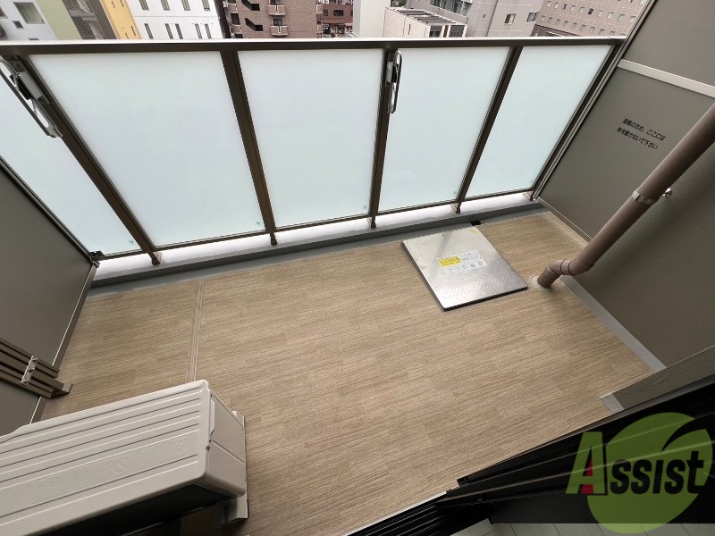 バルコニー　バルコニースペースも広く、洗濯物も問題なく干せそうですね。