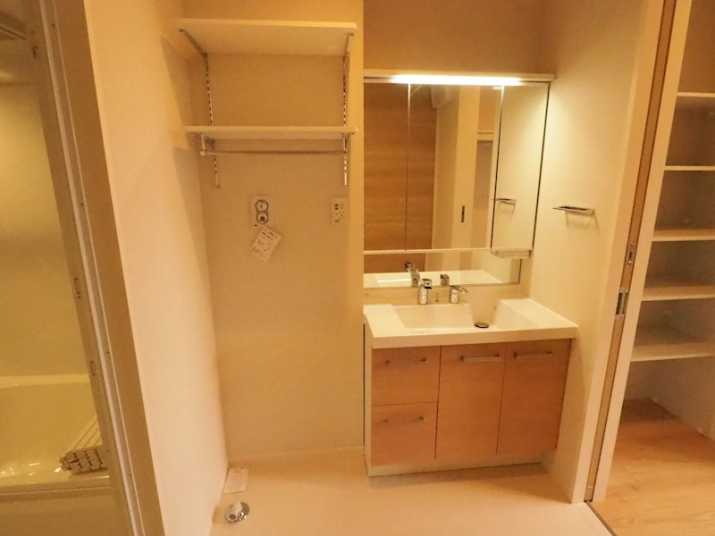 洗面設備　反転タイプ写真