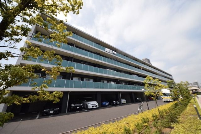 建物外観　地上5階建て