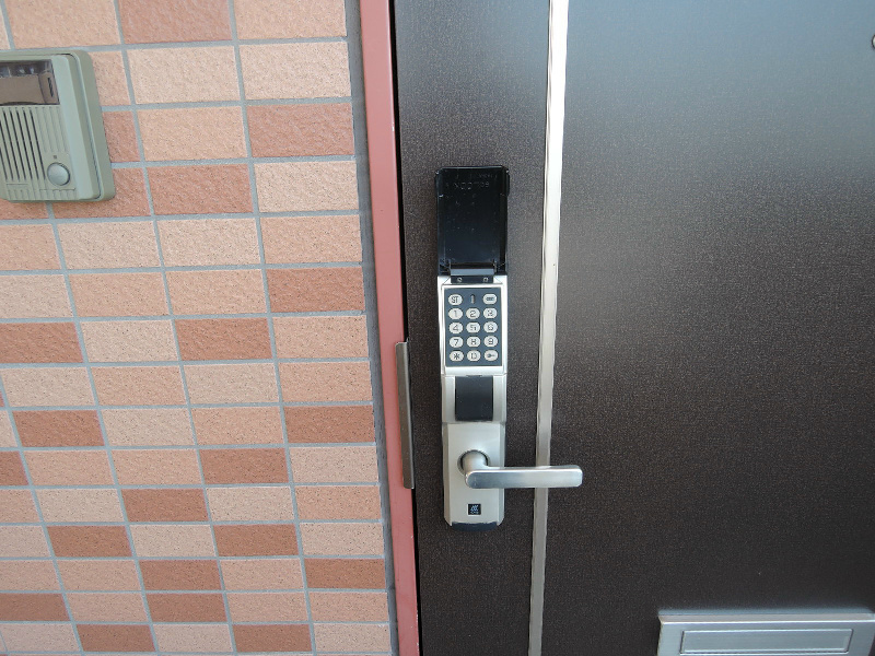 玄関　玄関ドアは暗証番号式の電子ロックでセキュリティも安心♪