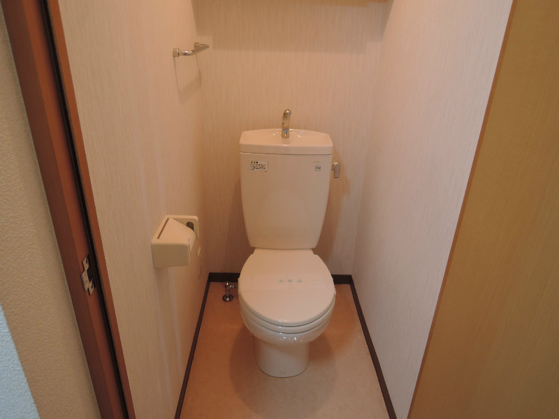 トイレ　トイレ上部には便利な収納棚あり！