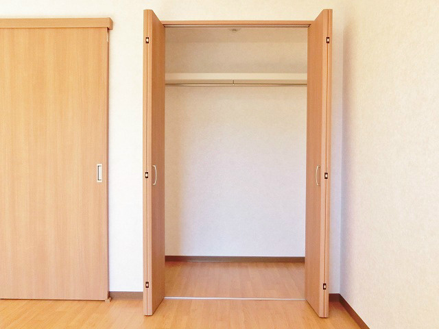 収納　枕棚とハンガーパイプが施された収納スペース。