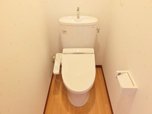 トイレ　どこかスタイリッシュな印象のトイレ。ウォシュレットです。