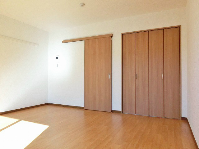 その他部屋・スペース　洋室の入り口は使い易い引き戸