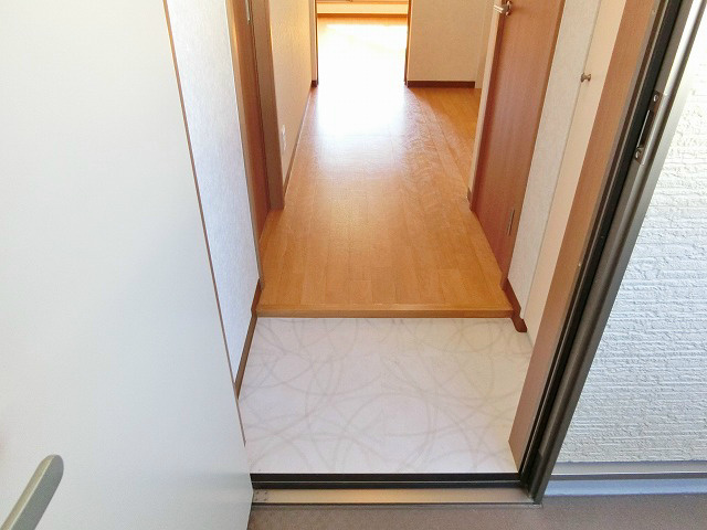 玄関　明るくスッキリした印象の玄関