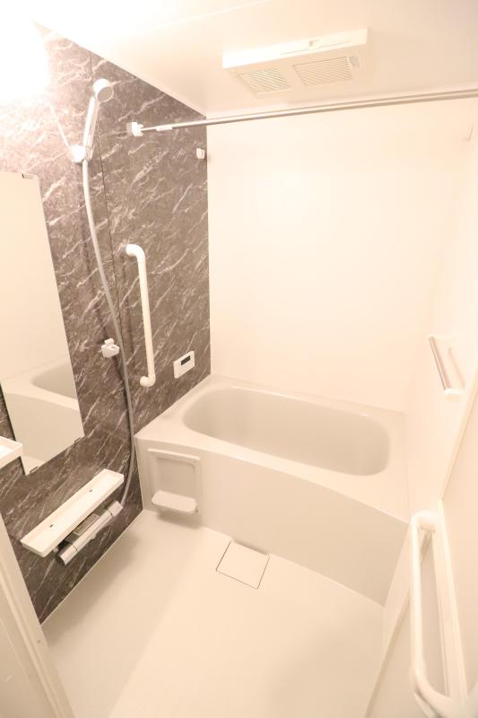 バス・シャワールーム　1　　浴室乾燥機付き