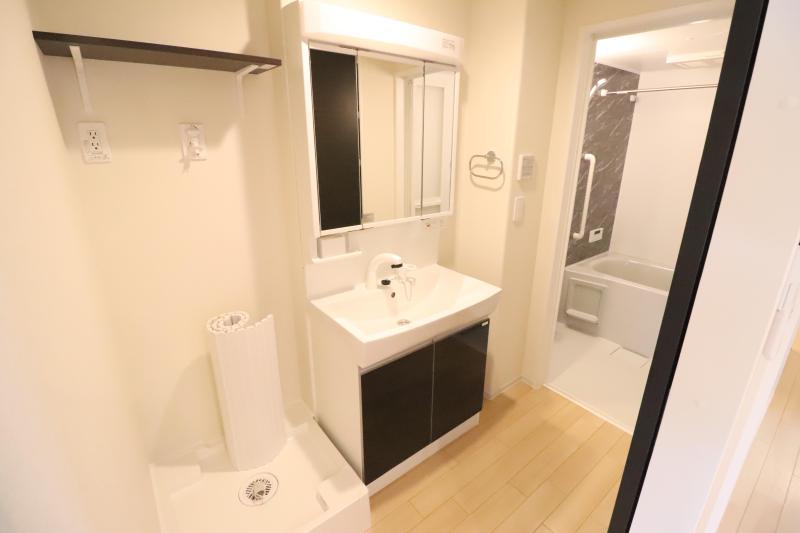 洗面設備　1　３面鏡洗面台